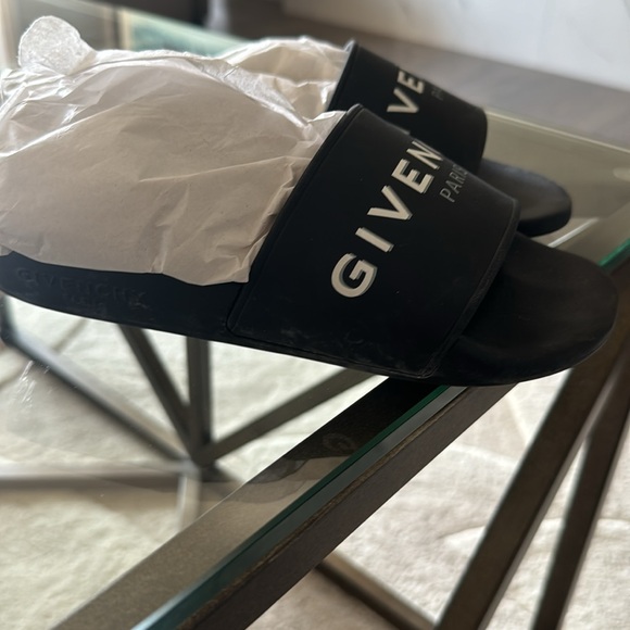 Givenchy - Picture 5 of 8